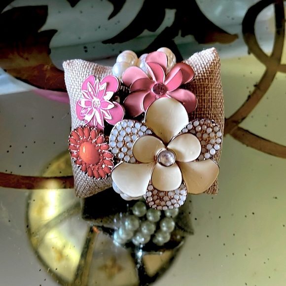 Jewelry - Stretchy pearl and enamel mauve cream pink orange flower bracelet one size